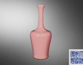 胭脂红单色釉摇铃瓶