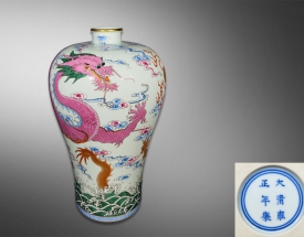 粉彩龙纹梅瓶