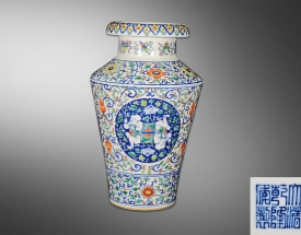 斗彩缠枝莲纹暗八仙盘