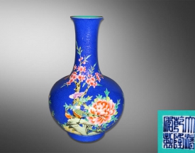 蓝地轧道粉彩天球瓶
