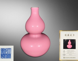胭脂粉单色釉葫芦瓶