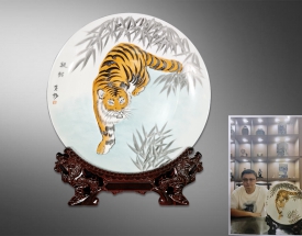 黄杨款素三彩猛虎下山