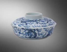 青花双龙赶珠纹盖碗