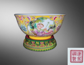 珐琅彩黄地开窗洋篇仕