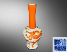 粉彩矾红龙纹摇铃尊