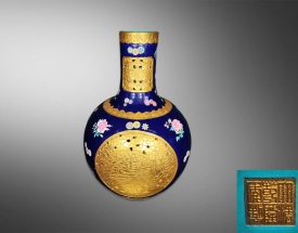 霁兰釉描金孔雀团风纹