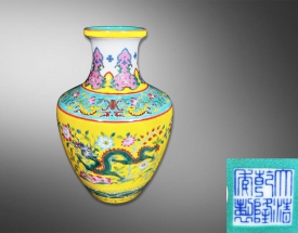 粉彩龙纹花卉纹赏瓶