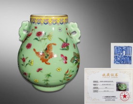 粉彩蝶恋花纹双耳尊