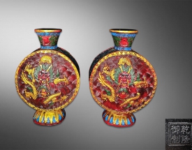 高浮雕龙纹抱月瓶