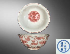 釉里红十棱花口大碗