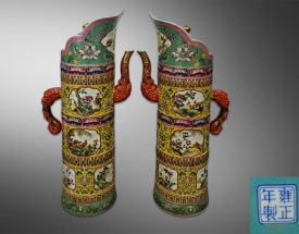 粉彩开光花鸟军持带冒