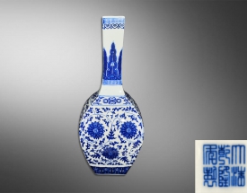 青花缠枝牡丹四方瓶